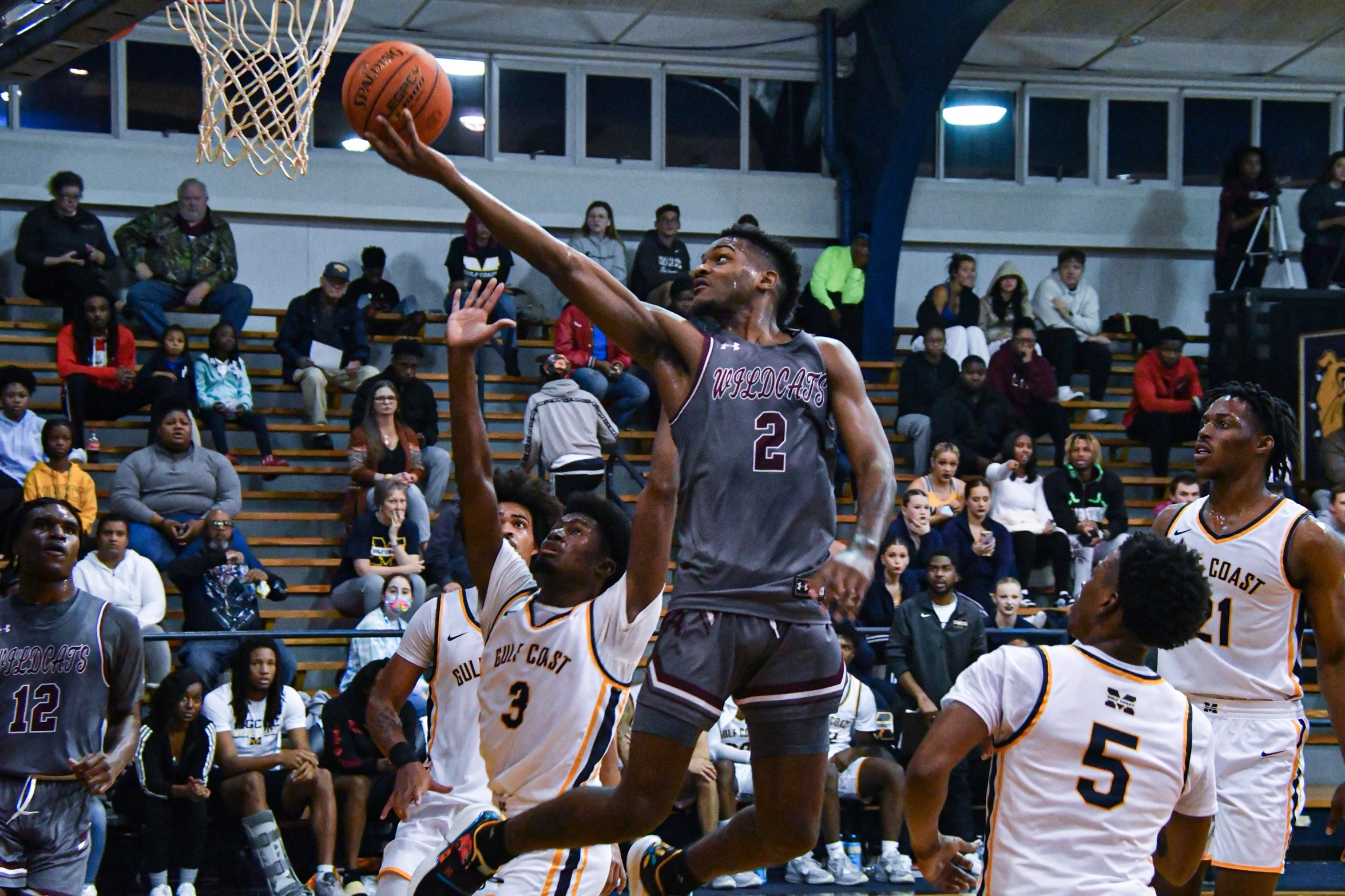 Jermahri Hill (Bessemer, Ala.; Berkmar) drives to the basket for a layup in Pearl River's 71-68 victory over rival Gulf Coast. Hill finished the game with 17 points. (Richard Gleber/PRCC Athletics)