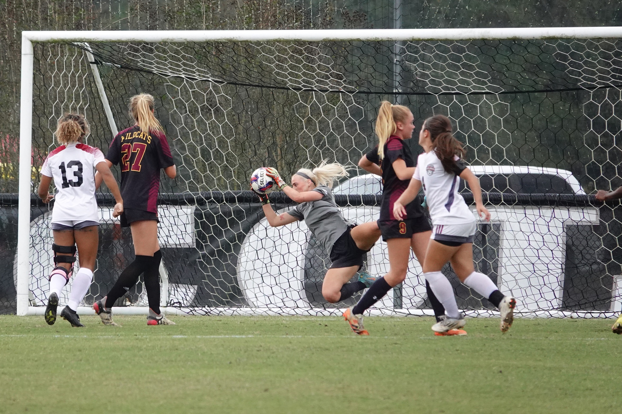 An&iacute;ta Gu&eth;mundsd&oacute;ttir (K&oacute;pavogur, Iceland.; Flensborg) makes an important save in Pearl River's match against Holmes.